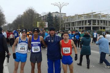 Antrenorul Cristian Prâsneac, alături de trei dintre sportivii săi