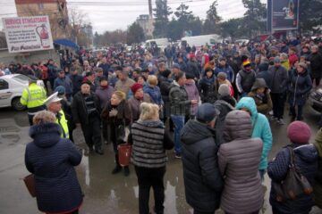 Sute de oameni s-au adunat în semn de nemulțumire vizavi de măsura închiderii Bazarului