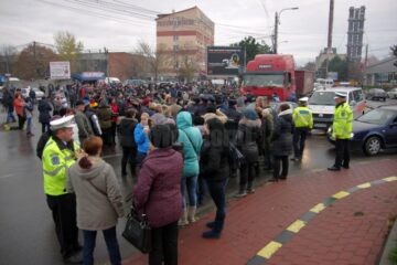 Mulțimea nemulțumită a încercat să blocheze sensul giratoriu