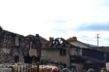 Case foarte apropiate distruse în incendiu