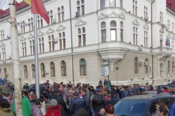 Protest al bazariștilor în fața Prefecturii și Consiliului Județean