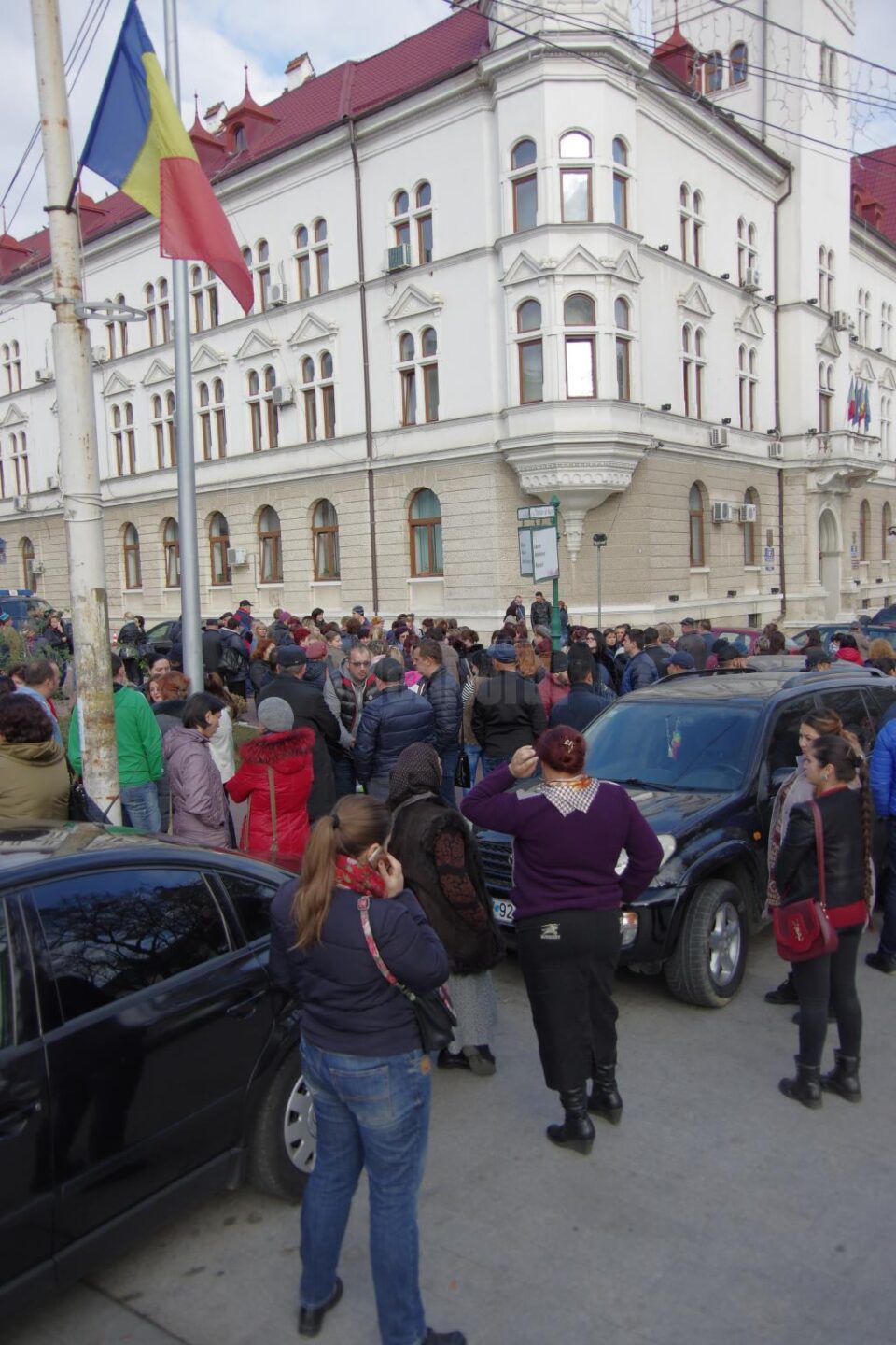 Protest al bazariștilor în fața Prefecturii și Consiliului Județean