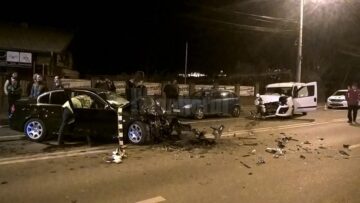 După ce a lovit pietonul, BMW-ul s-a izbit violent și de alte două mașini