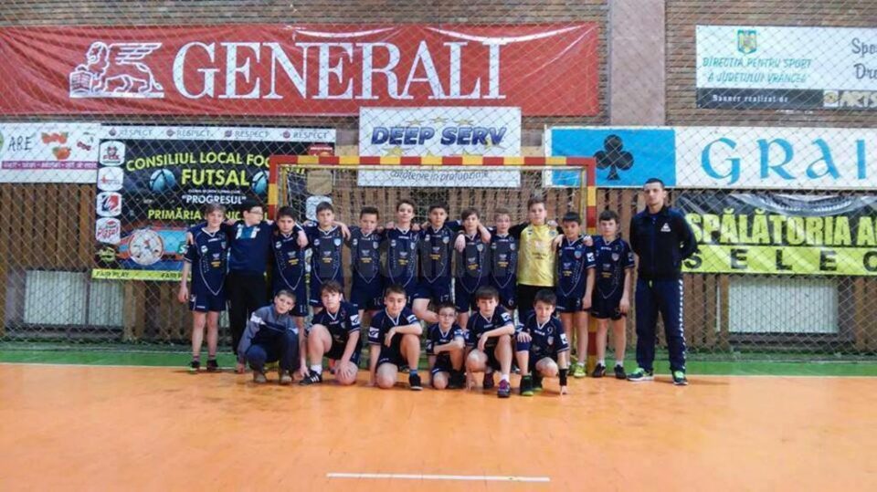 Lotul de juniori ai Clubului Sportiv Universitar din Suceava, alături de antrenorul Vasile Boca