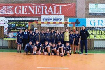 Lotul de juniori ai Clubului Sportiv Universitar din Suceava, alături de antrenorul Vasile Boca