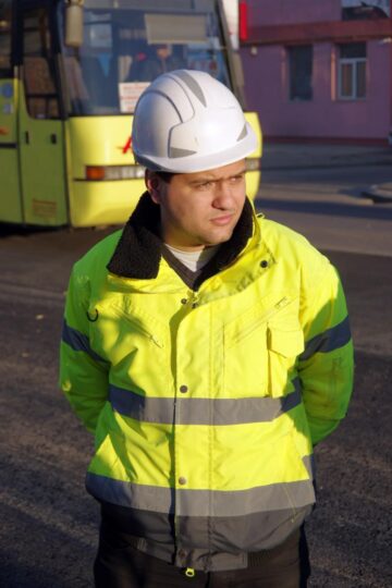 Managerul de proiect al Victor Construct, Elisei Bidu, spune că în loc să fie sprijiniți să finalizeze lucrarea rapid, li se pun bețe-n roate