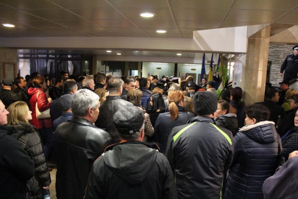 Protestatarii au ocupat parterul Primăriei Suceava, cerând redeschiderea Bazarului, chiar de nici unul nu a mutat chioșcurile de pe căile de acces