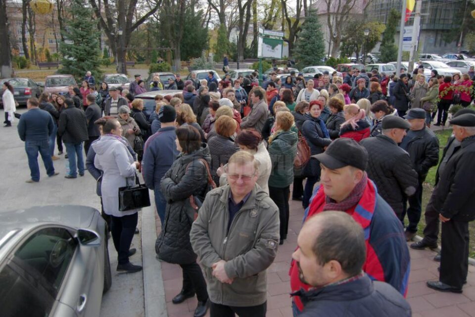 Comercianții au protestat în fața Prefecturii în urma închiderii centrului comercial de către ISU