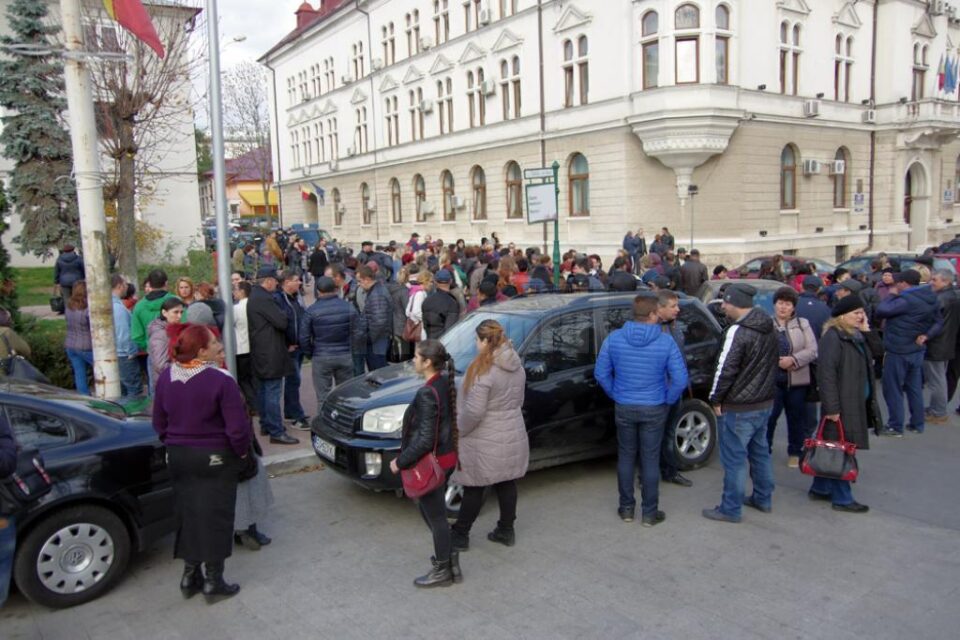 Câteva sute de comercianți s-au adunat în fața Prefecturii, nemulțumiți de decizia închiderii bazarului