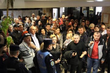 Protestatarii au ocupat parterul Primăriei Suceava, cerând redeschiderea Bazarului, chiar de nici unul nu a mutat chioșcurile de pe căile de acces