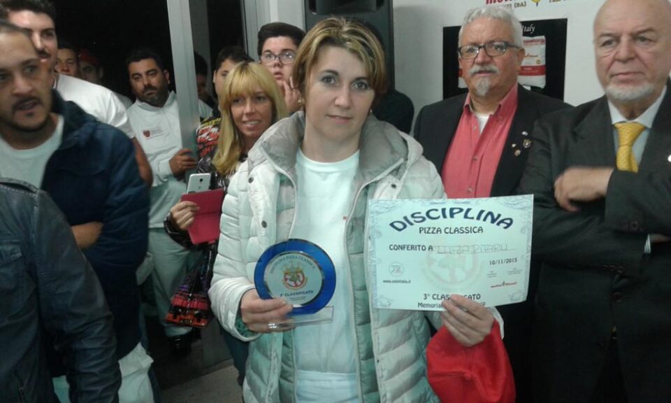 Petronela Luiza Pitaru, a obținut la începutul acestei săptămâni locul III și a urcat pe podium la Concursul național de pizza, desfășurat în orașul Salerno, Italia Petronela Luiza Pitaru, a obținut la începutul acestei săptămâni locul III și a urcat pe podium la Concursul național de pizza, desfășurat în orașul Salerno, Italia