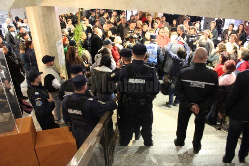 Câteva sute de oameni nemulțumiți au ocupat parterul Primăriei Suceava, cerând redeschiderea Bazarului