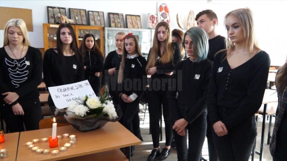 Majoritatea colegilor din clasa a XII-a C de la Colegiul „Dimitrie Cantemir” din Suceava au venit în haine negre, în semn de respect pentru cea alături de care au învățat până nu demult Majoritatea colegilor din clasa a XII-a C de la Colegiul „Dimitrie Cantemir” din Suceava au venit în haine negre, în semn de respect pentru cea alături de care au învățat până nu demult