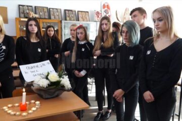 Majoritatea colegilor din clasa a XII-a C de la Colegiul „Dimitrie Cantemir” din Suceava au venit în haine negre, în semn de respect pentru cea alături de care au învățat până nu demult