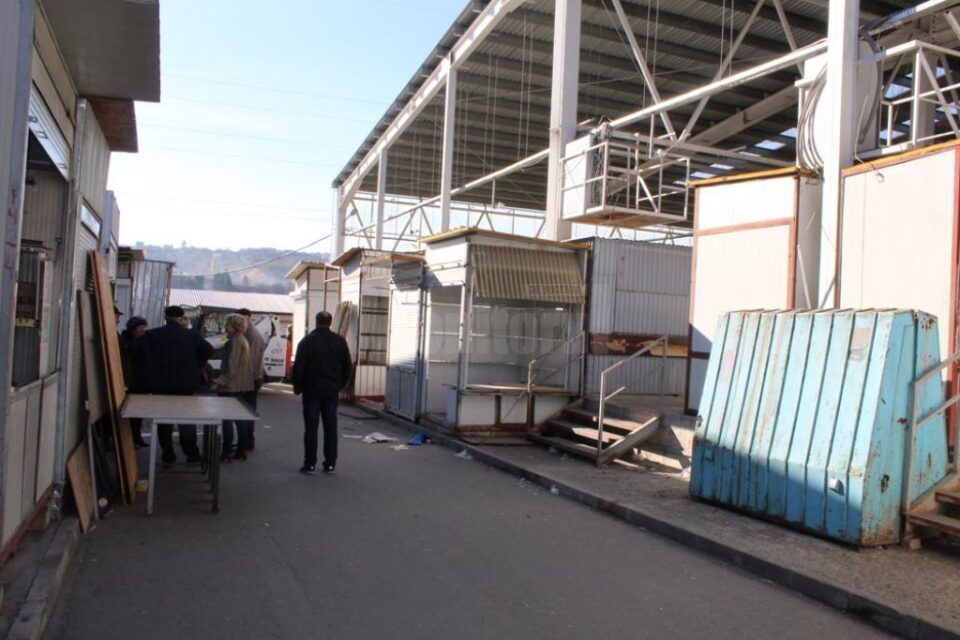 Febra mutării chioșcurilor a cuprins Bazarul Sucevei, închis de ISU până când îndeplinește anumite criterii de siguranța la incendii
