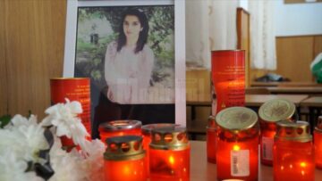 În clasă, un mic altar din candele și flori însoțeau fotografia fetei și mesajul „Odihnește-te în pace, Georgiana”