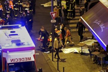 Focuri de armă au izbucnit în cinci locații din Paris, vineri seara, când mai multe terase și restaurante au fost atinse de gloanțe. Foto: Reuters