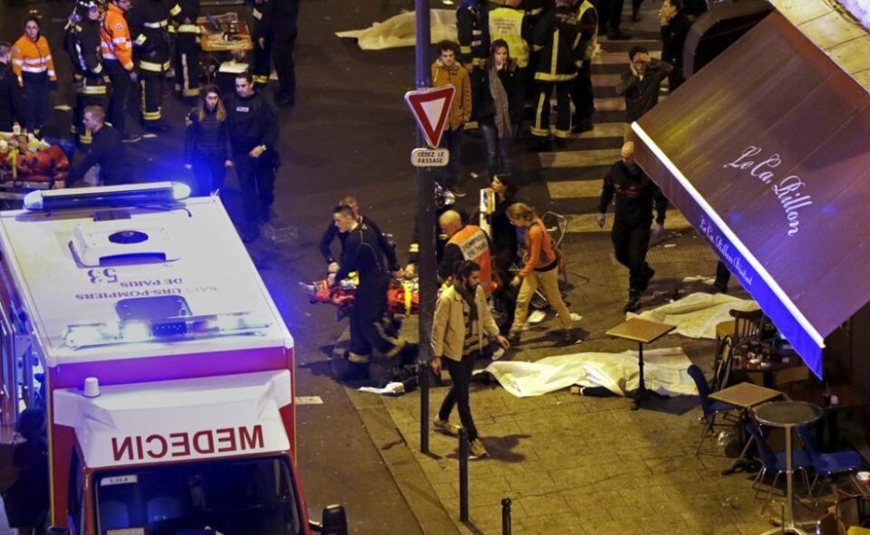Focuri de armă au izbucnit în cinci locații din Paris, vineri seara, când mai multe terase și restaurante au fost atinse de gloanțe. Foto: Reuters