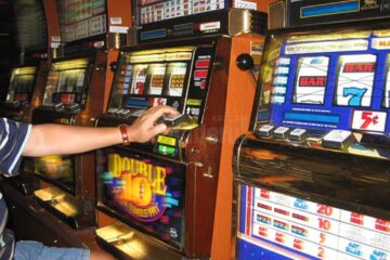 Trei arestați pentru 30 de zile în ancheta vizând ilegalități din domeniul jocurilor de noroc