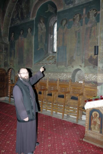 Pr. Nicolae Paicu ne-a arătat că și pictura este deteriorată în biserică