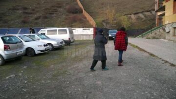 Turiștii s-au urcat în mașini și au plecat, în timp ce alții, fără mijloace de transport au căutat o ocazie sau au înnoptat la chilii
