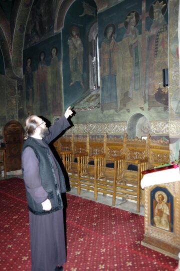 Pr. Nicolae Paicu ne-a arătat că și pictura este deteriorată în biserică