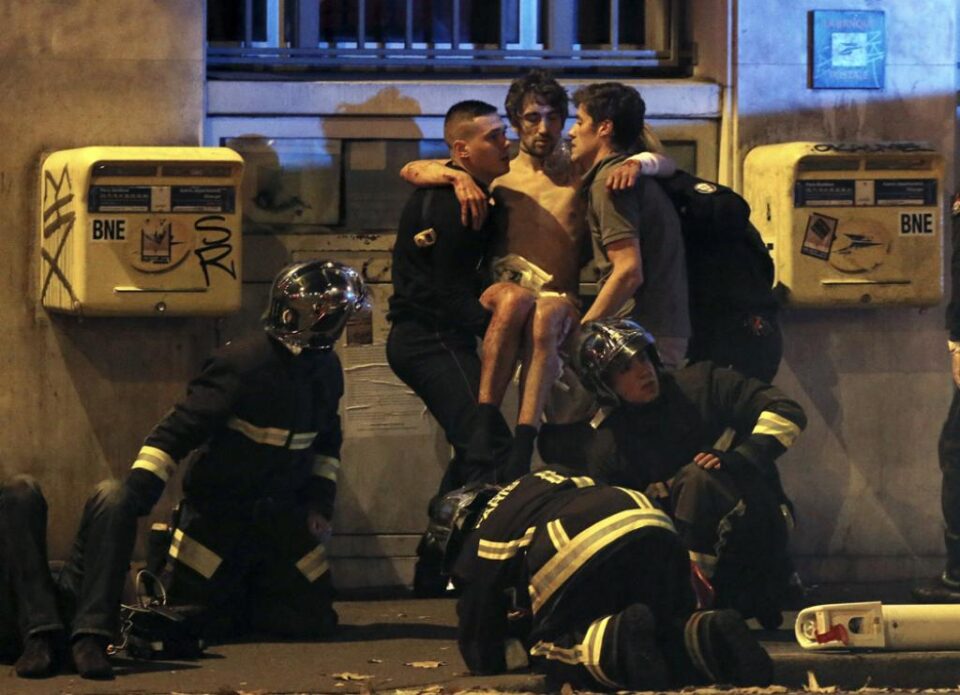 Focuri de armă au izbucnit în cinci locații din Paris, vineri seara, când mai multe terase și restaurante au fost atinse de gloanțe. Foto: Reuters