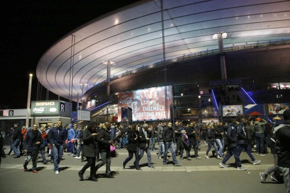 Atentatele cu arme de foc au fost urmate de trei explozii, în jurul orei 21,20, în apropiere de Stade de France la Saint-Denis, unde avea loc meciul de fotbal Franța – Germania. AP Photo