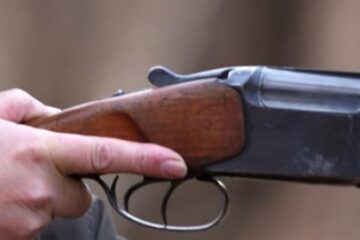 Tânărul a ieșit în grădina casei și a tras 16 focuri de armă în plan vertical, după care a dispărut cu tot cu armă și muniție în pădurea de lângă sat Foto: antena3.ro
