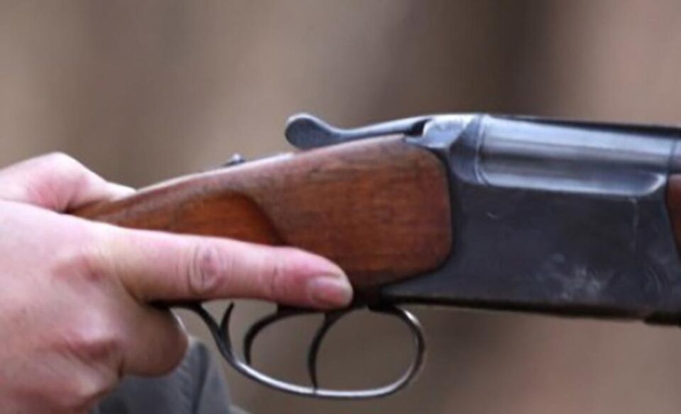 Tânărul a ieșit în grădina casei și a tras 16 focuri de armă în plan vertical, după care a dispărut cu tot cu armă și muniție în pădurea de lângă sat Foto: antena3.ro Tânărul a ieșit în grădina casei și a tras 16 focuri de armă în plan vertical, după care a dispărut cu tot cu armă și muniție în pădurea de lângă sat Foto: antena3.ro