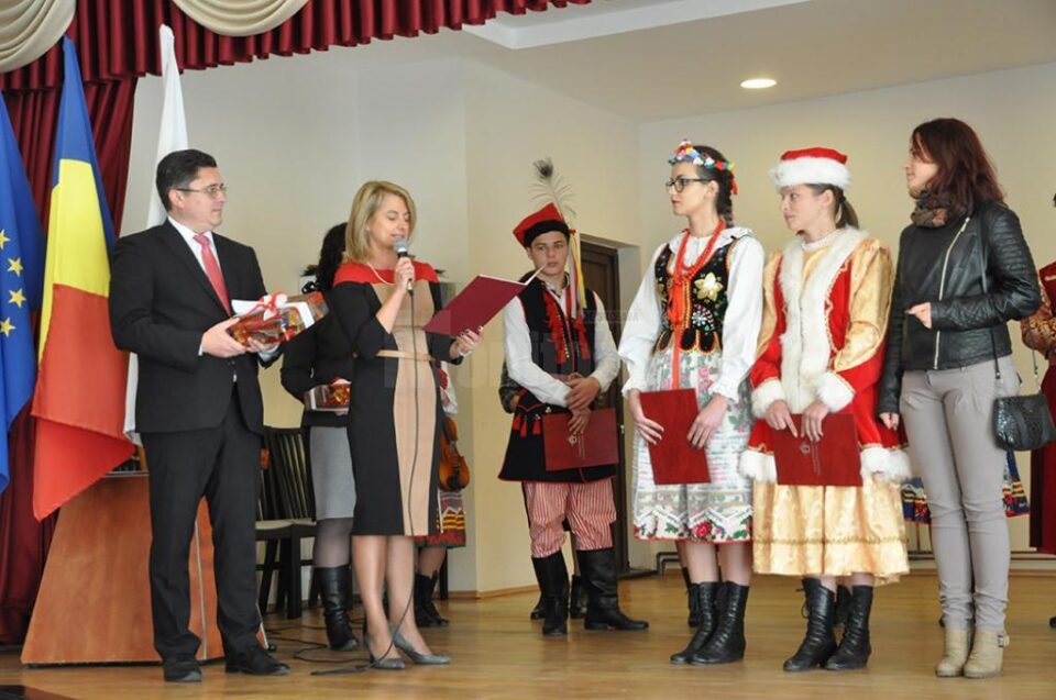 Consulul Poloniei în România le-a premiat pe elevele Monica Balac, Agneșca Revai și Bernadeta Balac