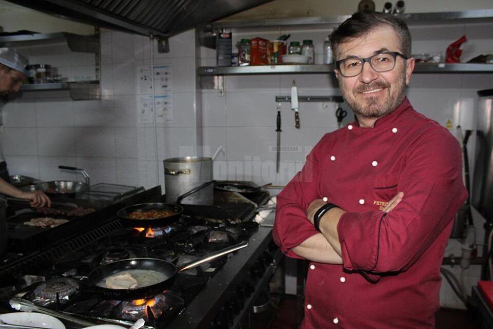 Maestrul Petrișor Tănase în bucătăria Restaurantului „Centru Vechi”
