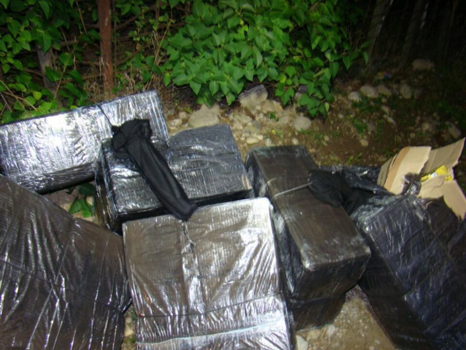 În zonă au fost descoperite mai multe colete care conțineau 11.420 de pachete țigări, în valoare de 115.000 de lei, care au fost ridicate în vederea confiscării