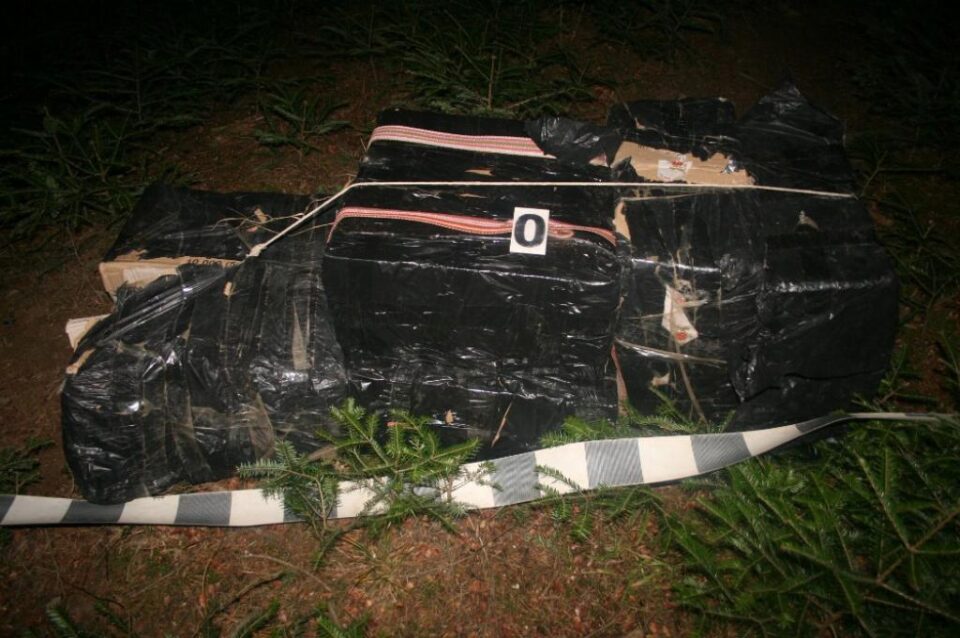 În zonă au fost descoperite mai multe colete care conțineau 11.420 de pachete țigări, în valoare de 115.000 de lei, care au fost ridicate în vederea confiscării