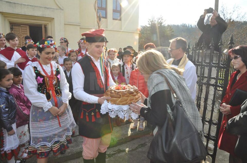 Consulul Poloniei la București a premiat trei eleve din județul Suceava