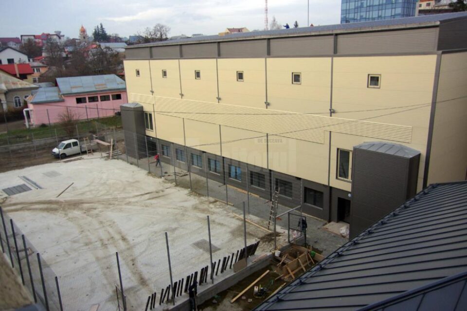 Până la inaugurarea sălii de sport și a terenului de la Colegiul Ștefan cel Mare va mai trece ceva timp Până la inaugurarea sălii de sport și a terenului de la Colegiul Ștefan cel Mare va mai trece ceva timp