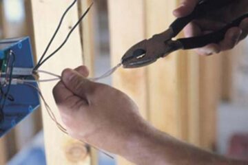 Intervențiile persoanelor neautorizate în rețeaua de distribuție a energiei electrice sau în zona de protecție pot genera accidente grave. Foto: vremeanoua.ro