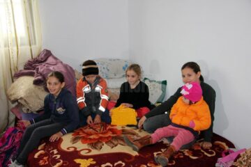O familie cu cinci copii minori, din Marginea, trăiește la lumina lumânării