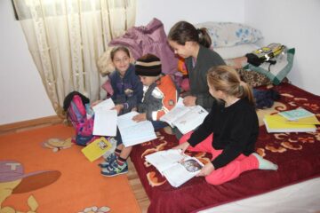 Cei cinci copii ai familiei Băcilă își fac lecțiile la lumânare sau până se lasă seara