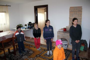 O familie cu cinci copii minori, din Marginea, trăiește la lumina lumânării