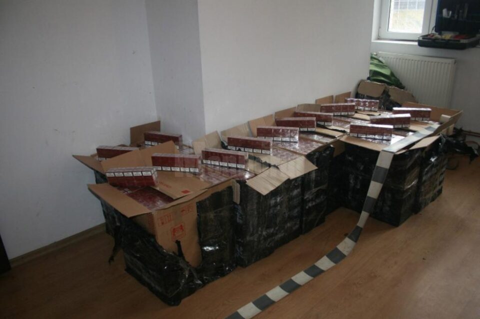 Percheziții și peste 8.000 de pachete de țigări de contrabandă reținute în zona de munte