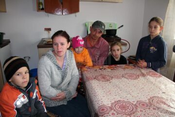 O familie cu cinci copii minori, din Marginea, trăiește la lumina lumânării