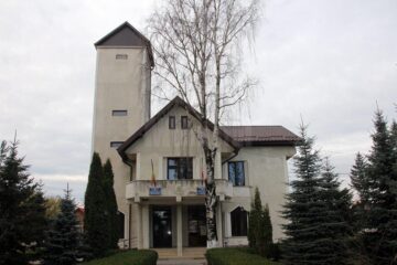 O familie cu cinci copii minori, din Marginea, trăiește la lumina lumânării