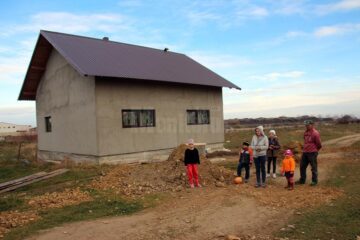 O familie cu cinci copii minori, din Marginea, trăiește la lumina lumânării
