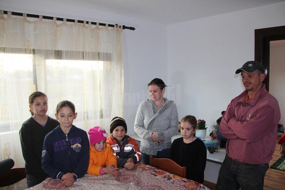 Familia Băcilă din Marginea trăiește la lumânare