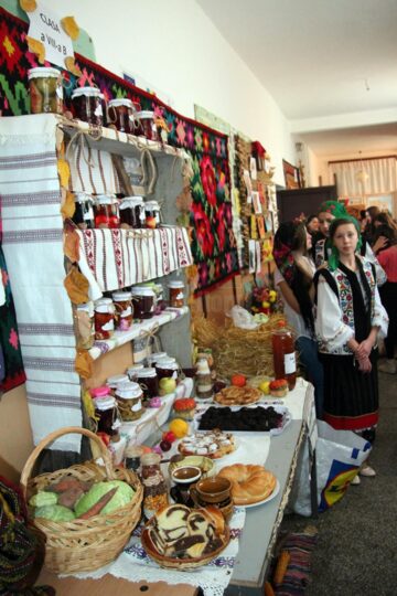 „Cămara bunicii”, un spectacol gastronomic oferit de elevi de școală gimnazială