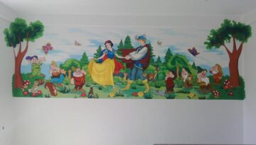 Universul poveștilor prinde viață pe pereți sub pensulele mânuite de două sucevence talentate