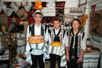 „Cămara bunicii”, un spectacol gastronomic oferit de elevi de școală gimnazială