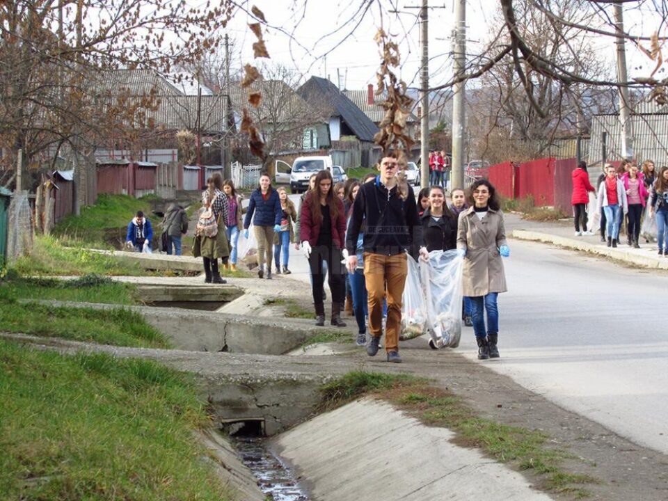 Tinerii din Fălticeni au participat la „Ziua curățeniei de toamnă” Tinerii din Fălticeni au participat la „Ziua curățeniei de toamnă”