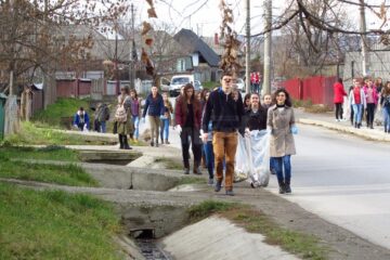 Tinerii din Fălticeni au participat la „Ziua curățeniei de toamnă”